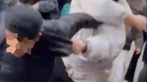 Pavullo, calci e pugni tra due gruppi rivali: la polizia ferma la rissa alla stazione