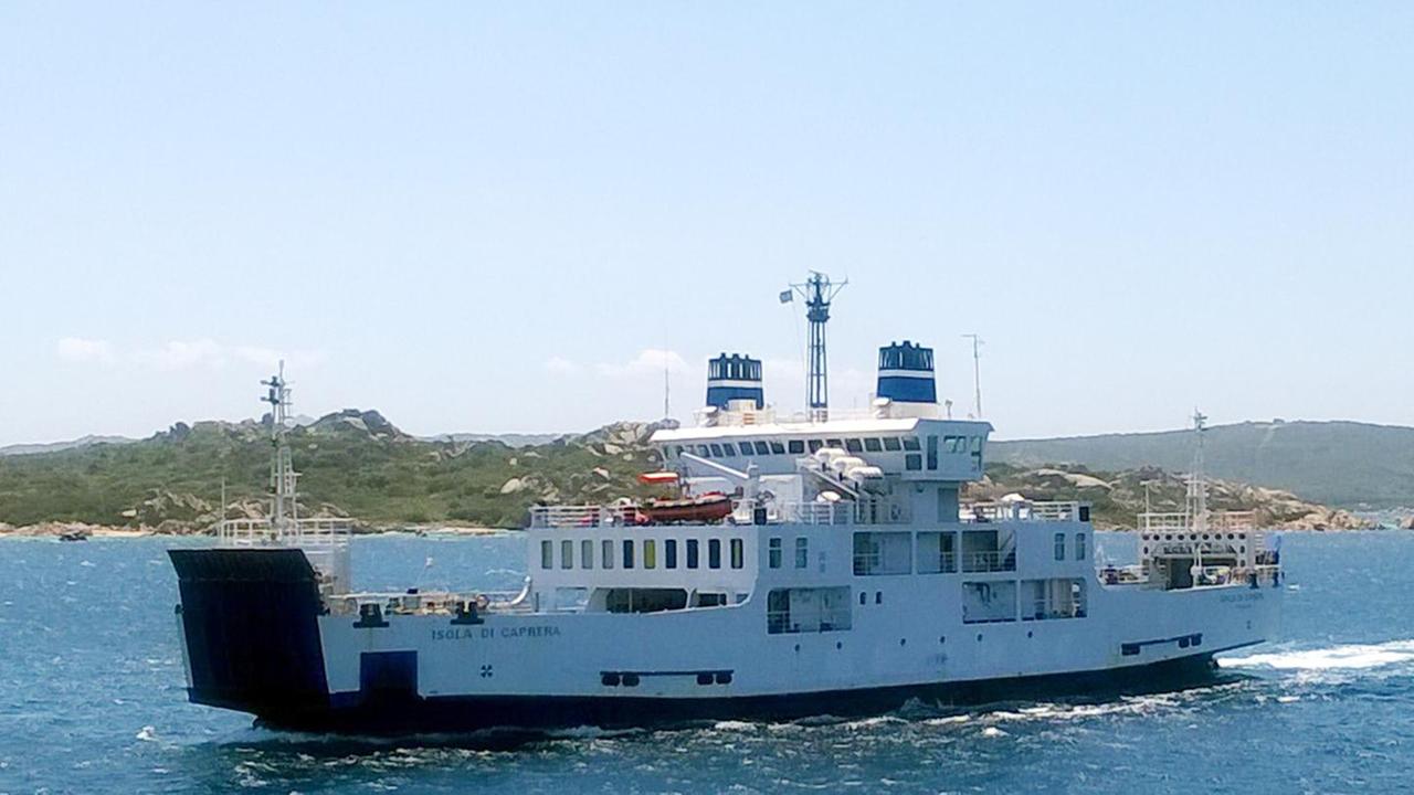 «Deroga al green pass sui traghetti»