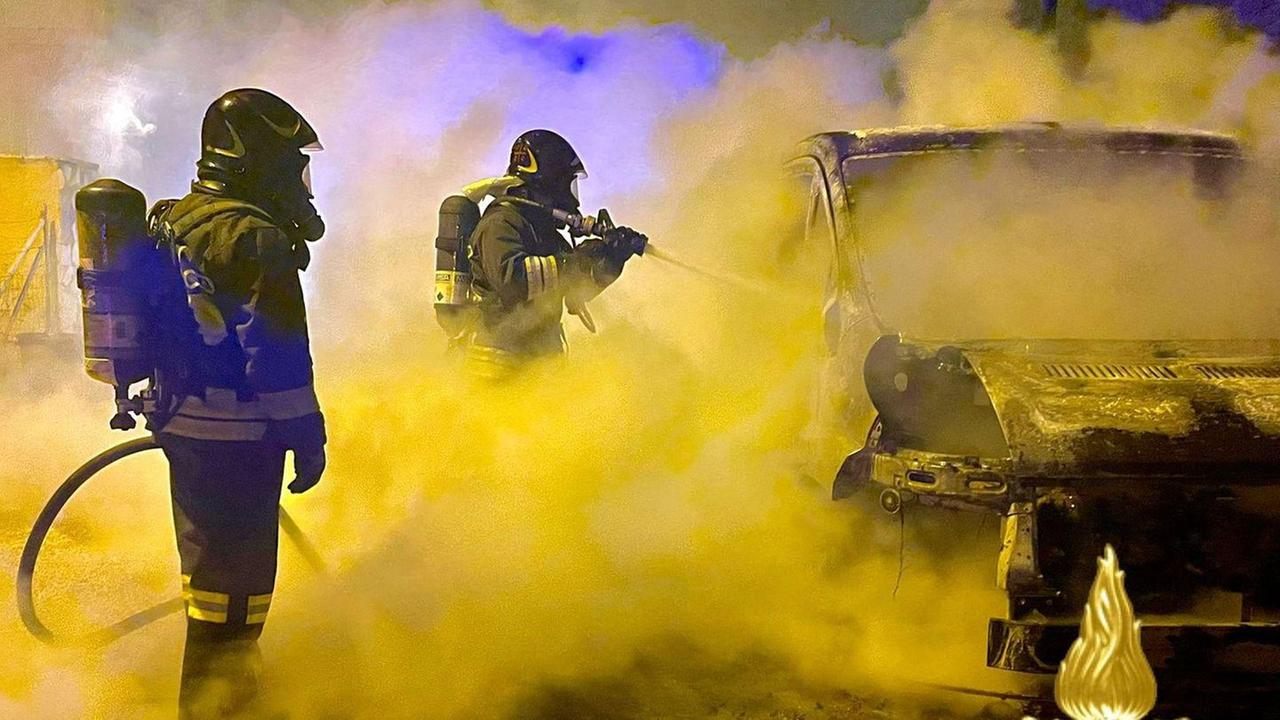Furgone distrutto da un incendio