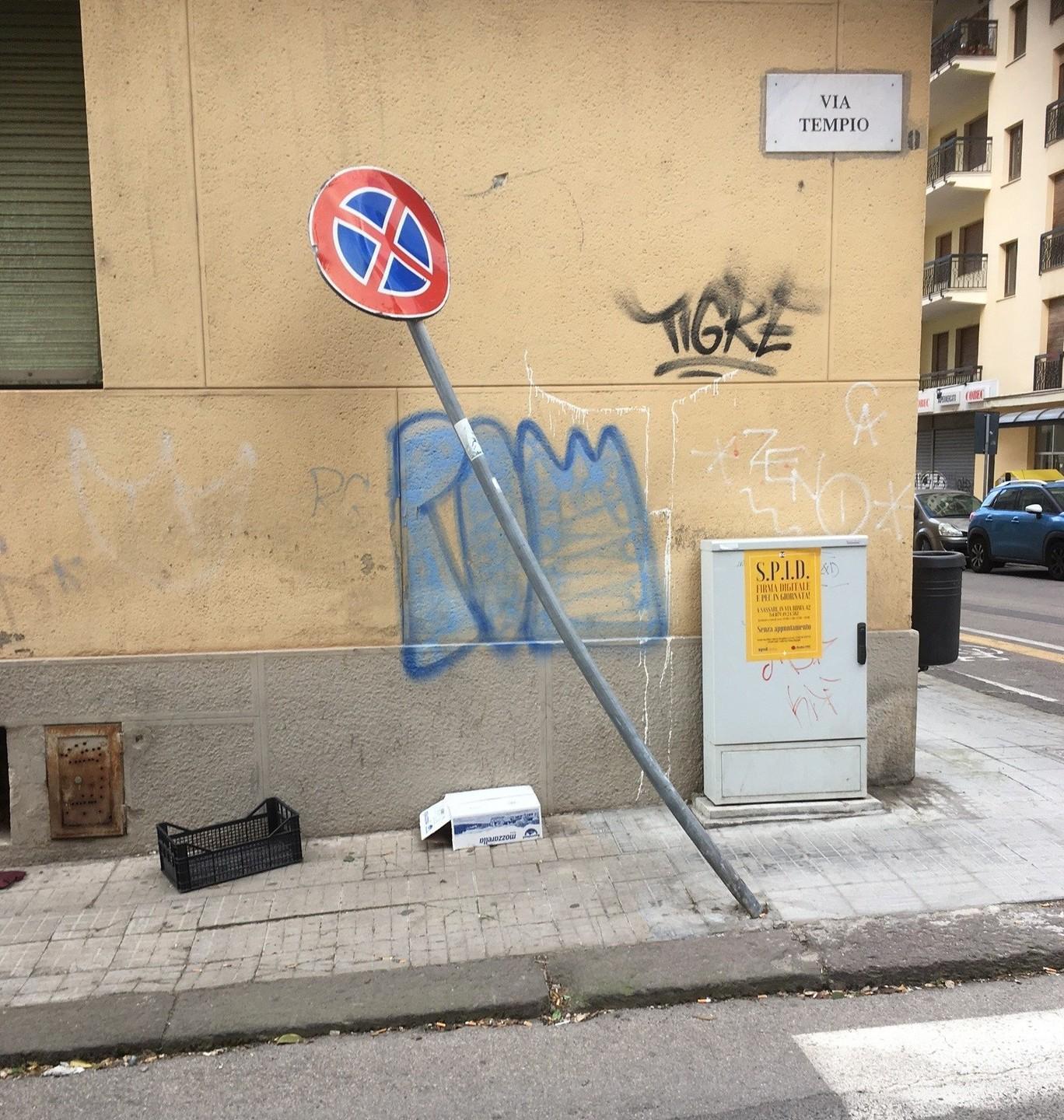 Il palo all’incrocio fa l’inchino