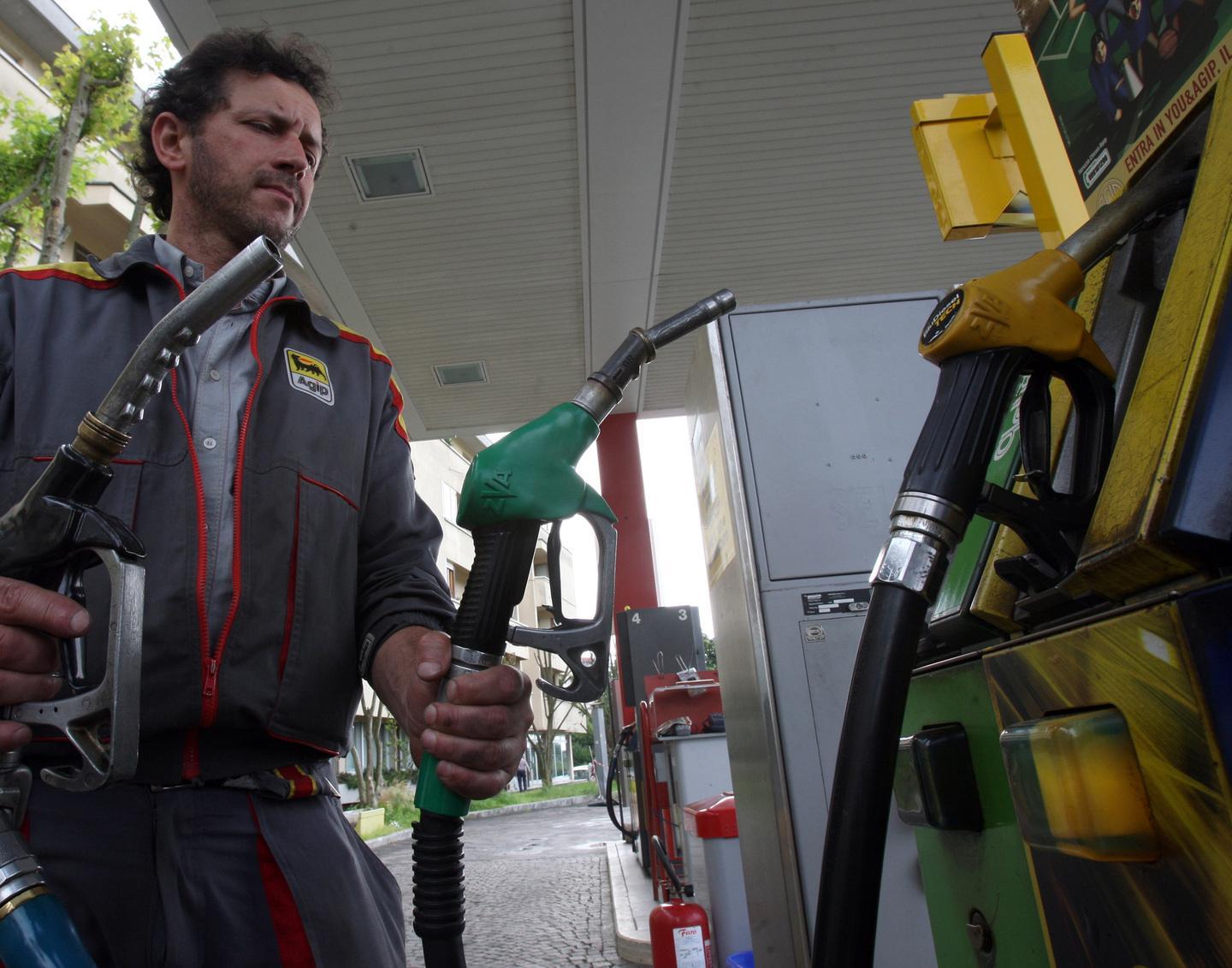 Caro carburanti devastante: autotrasportatori in crisi nell'isola