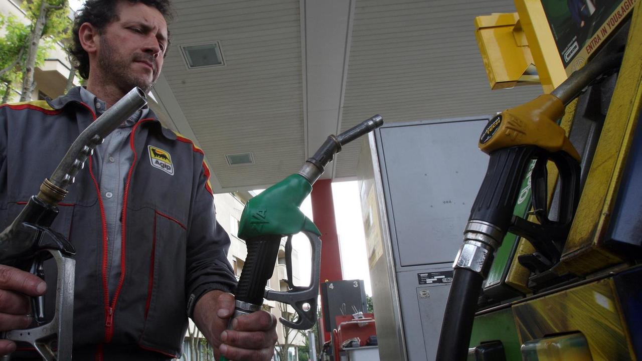 Caro carburanti devastante: autotrasportatori in crisi nell'isola