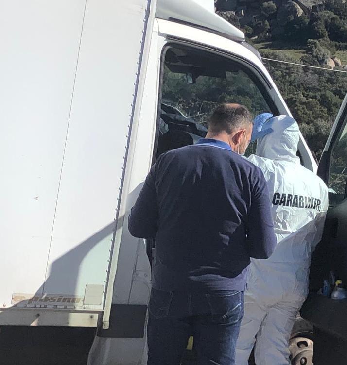 Assaltano un furgone e sparano all’autista: ferito 