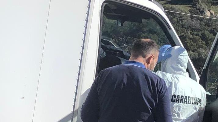 Assaltano un furgone e sparano all’autista: ferito