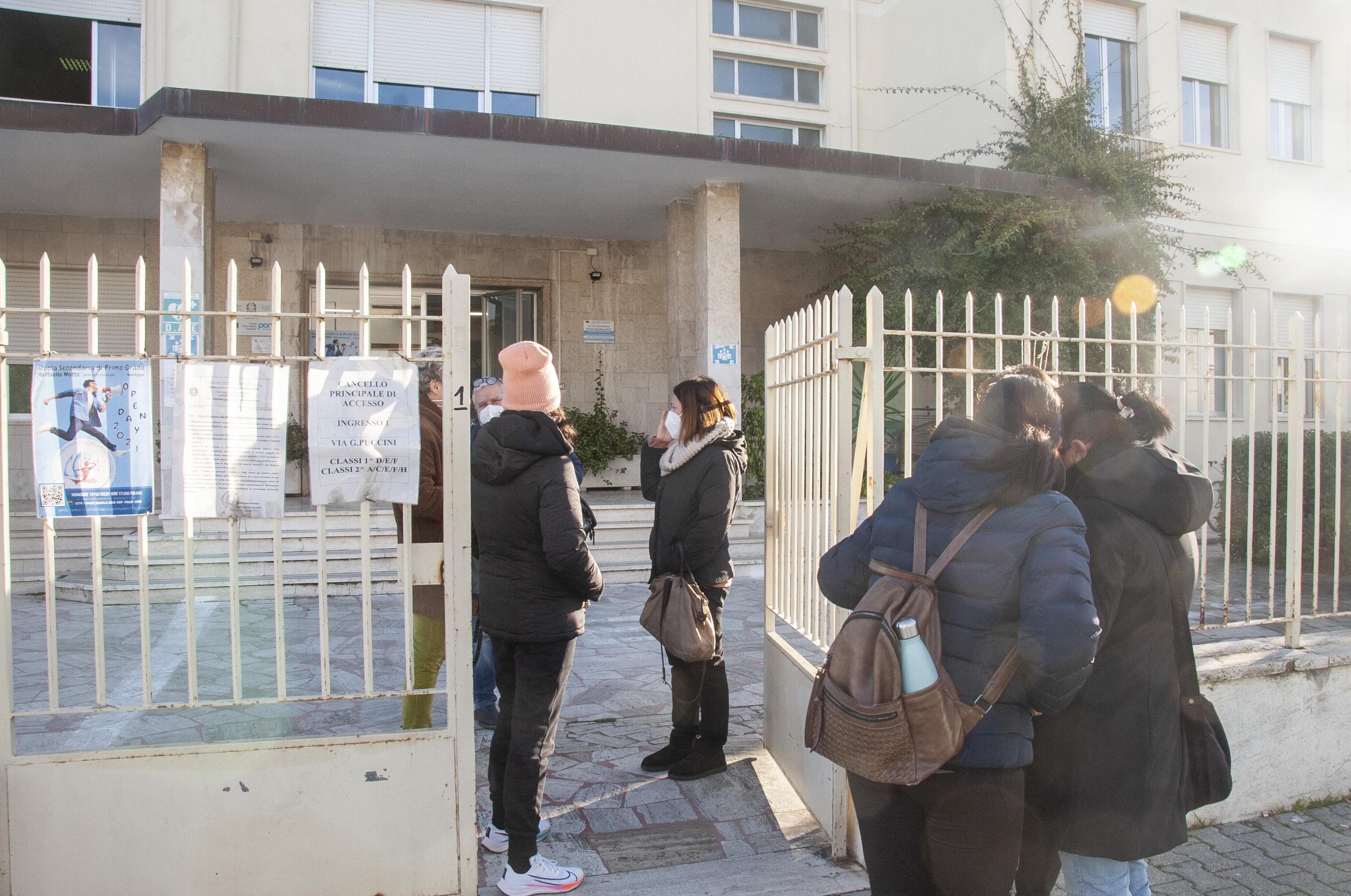 Alcuni genitori della scuola don Sirio Politi alle medie Motto, dove c’è la dirigenza scolastica (Paglianti)