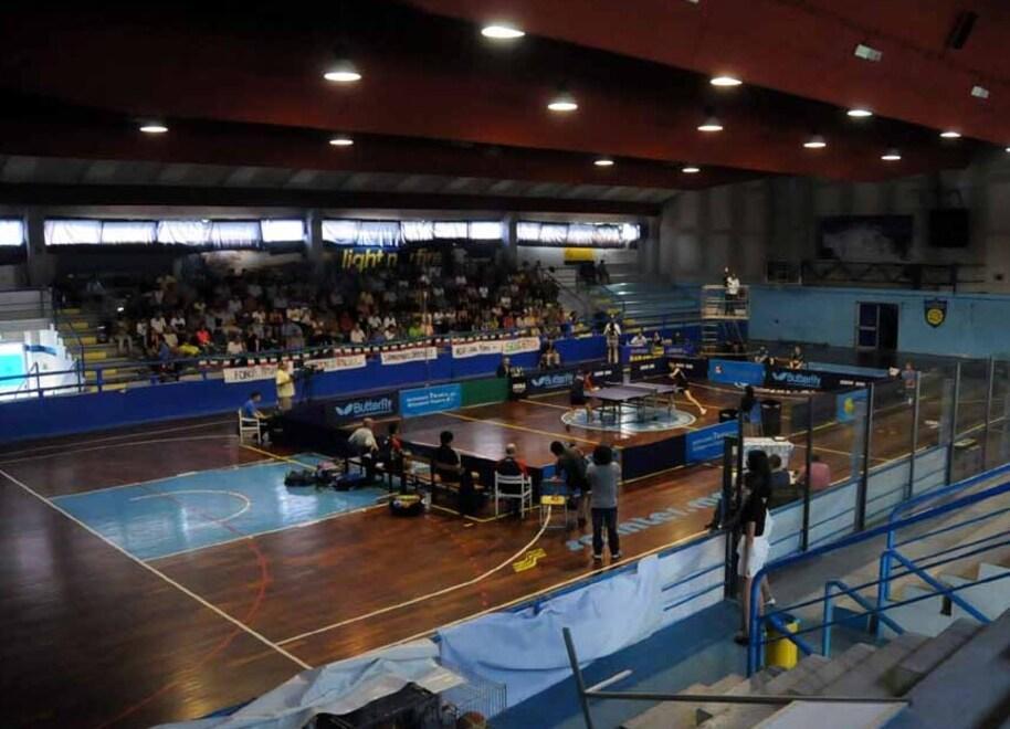 Il palazzetto con il pubblico durante un match di tennistavolo dell’Apuania Carrara