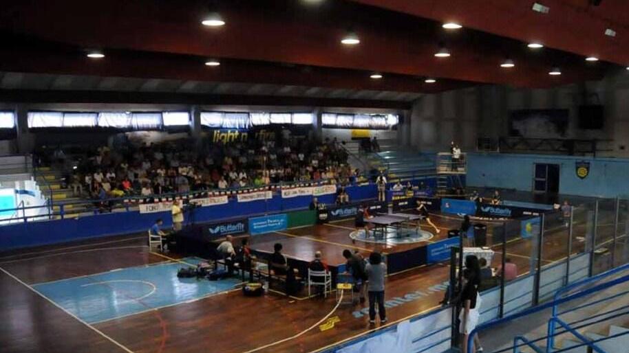 Il palazzetto con il pubblico durante un match di tennistavolo dell’Apuania Carrara