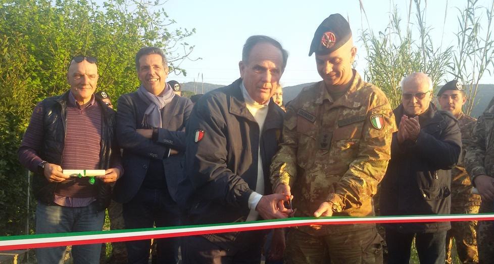 L’inaugurazione della strada di Valcarene con Roberto Marini e Mario Ferrari (il secondo e il terzo da sinistra)