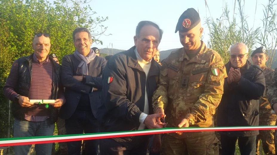 L’inaugurazione della strada di Valcarene con Roberto Marini e Mario Ferrari (il secondo e il terzo da sinistra)