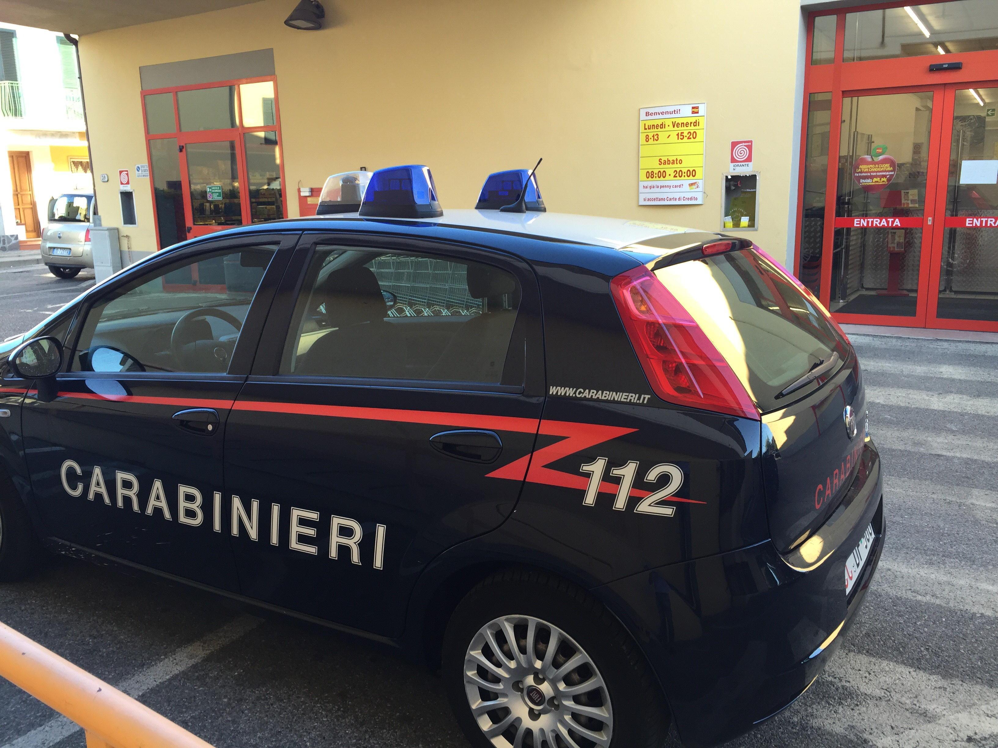 Una pattuglia dei carabinieri davanti a un Penny market