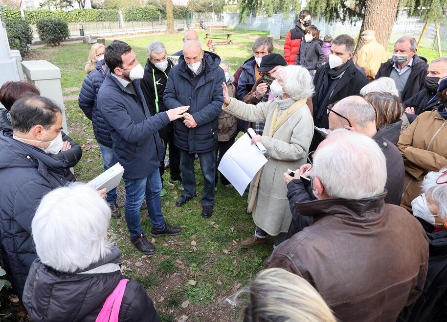 Il sindaco Alessandro Tomasi nel pieno della animata discussione con un folto gruppo di residenti nella zona di via Paganini (foto Nucci)