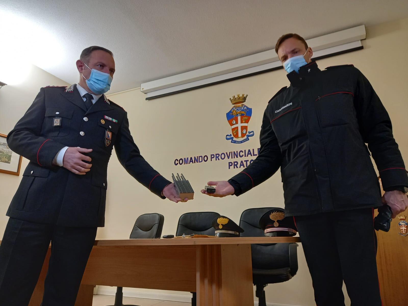 Il tenente colonnello Sergio Turini, a sinistra, mostra uno dei jammer sequestrati