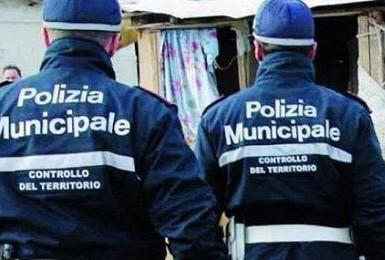 Due agenti della polizia municipale (foto di archivio)