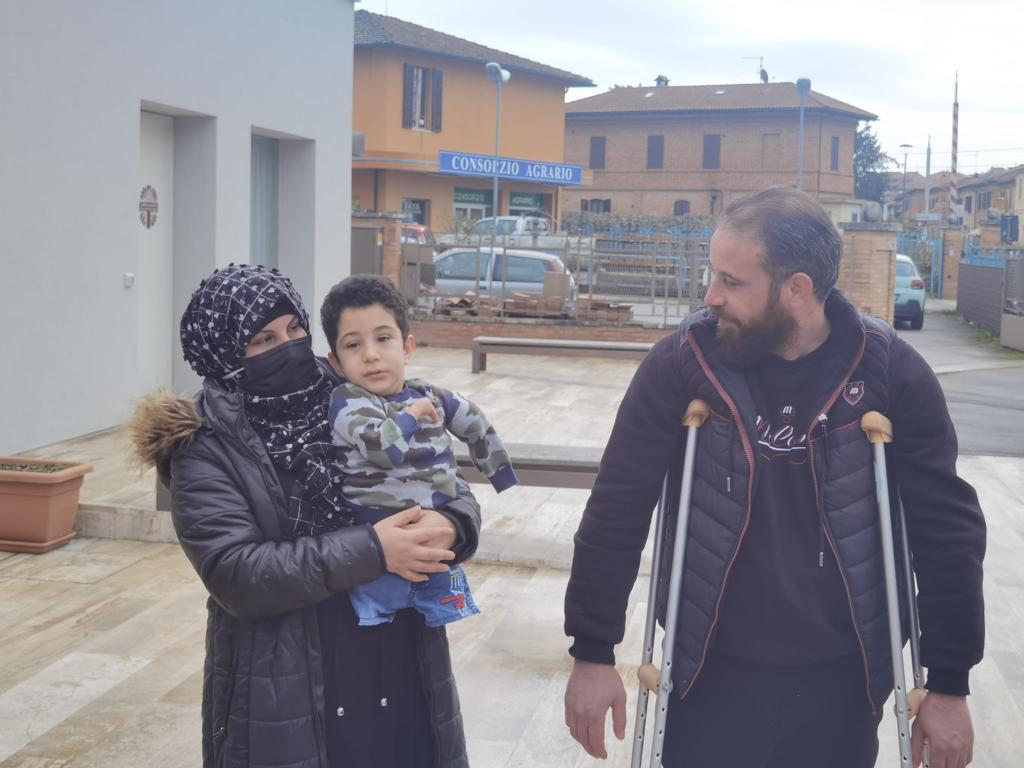 I genitori di Mustafa: l'Italia ci dona il futuro. L'arcivescovo: bambino simbolo contro la guerra 
