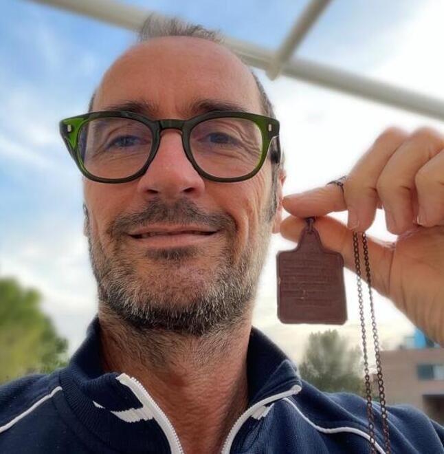 Francesco Nelli mostra il piastrino