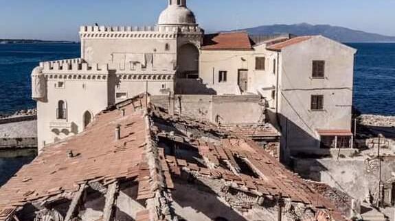 Una delle strutture abbandonate nel borgo di Piano
