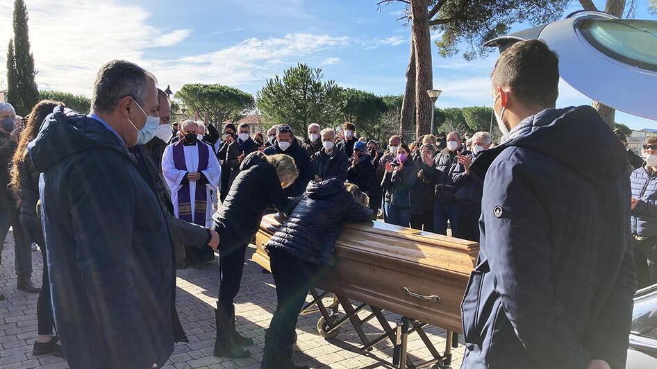 «Ciao, Cristian: sei un esempio per tutti». Più di 200 persone al funerale di Ghilli