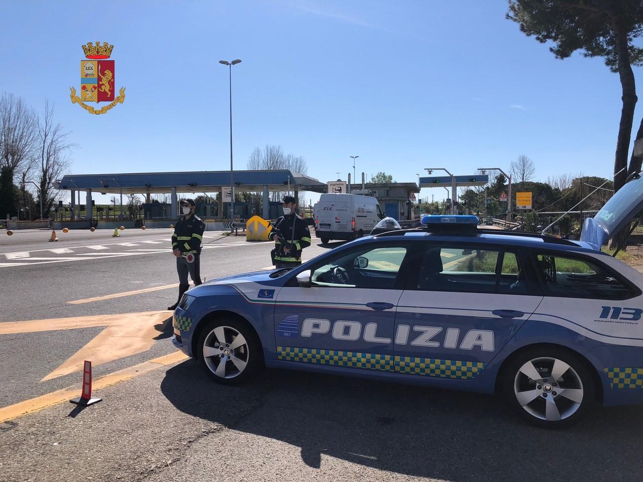 Viareggio, si fermano in autostrada e rubano il guard rail: denunciati 