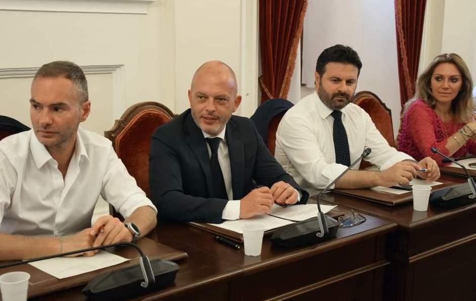 Il Pd: «La città paga l’isolamento del suo sindaco» 