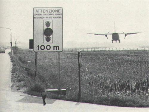 Peretola 1979. A causa della ridotte dimensioni della pista nell’attigua via del Termine viene installato un semaforo che bloccail traffico automobilistico in concomitanza di ogni decolloe atterraggio (Da M.Iarossi, Peretola: finalmente il decollo)