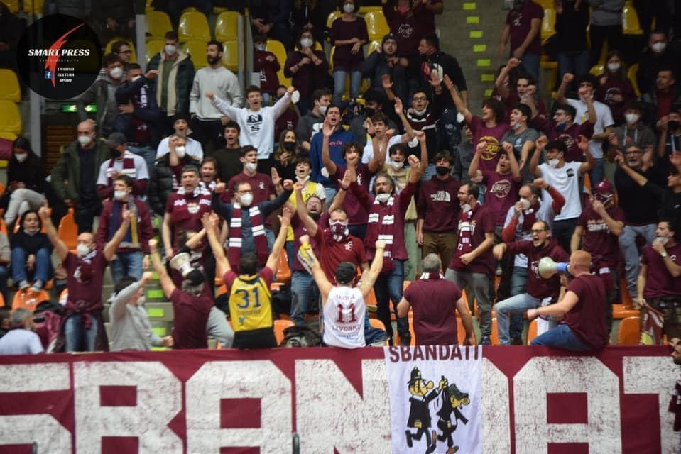 I tifosi della Libertas durante il derby di giovedì