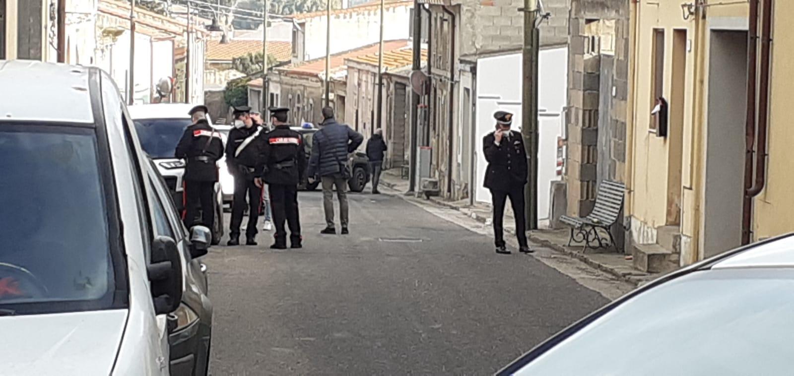 I carabinieri davanti all'abitazione del femmincidio