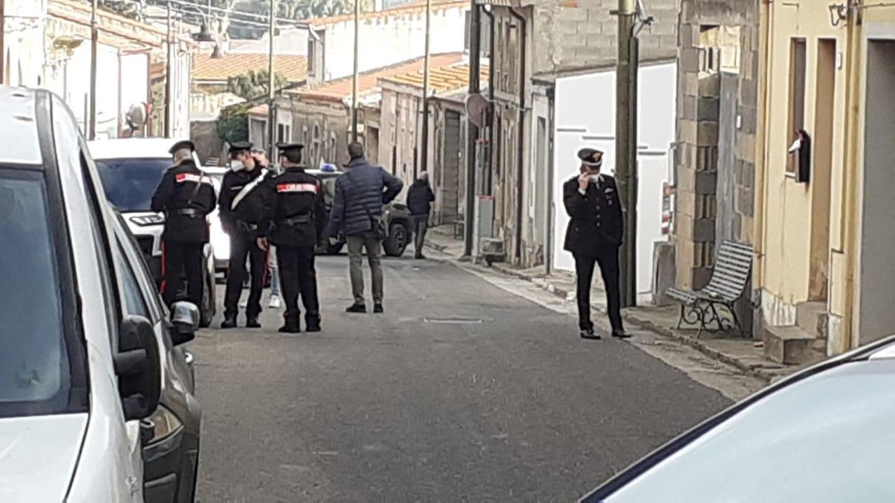 I carabinieri davanti all'abitazione del femmincidio