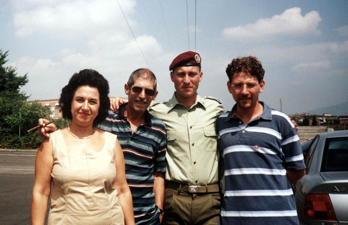 Emanuele Scieri (in divisa) con i genitori e il fratello in una vecchia foto