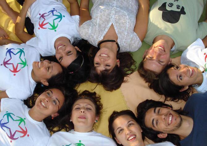 Alcuni ragazzi e ragazze che hanno partecipato al servizo civile (foto d'archivio)