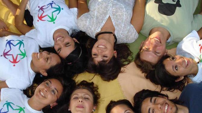 Alcuni ragazzi e ragazze che hanno partecipato al servizo civile (foto d'archivio)