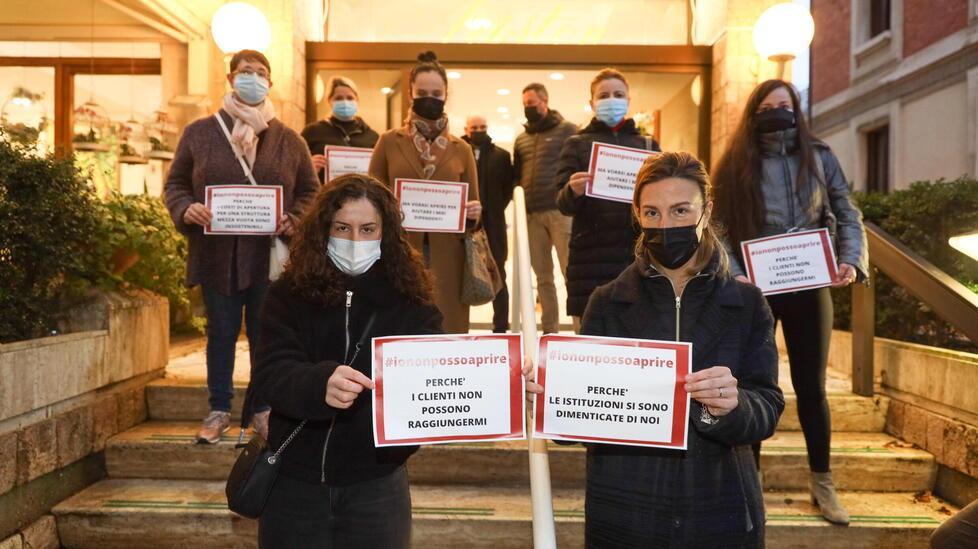 La protesta di un anno fa di albergatori e dipendenti contro i mancati ristori Covid (Foto Nucci)