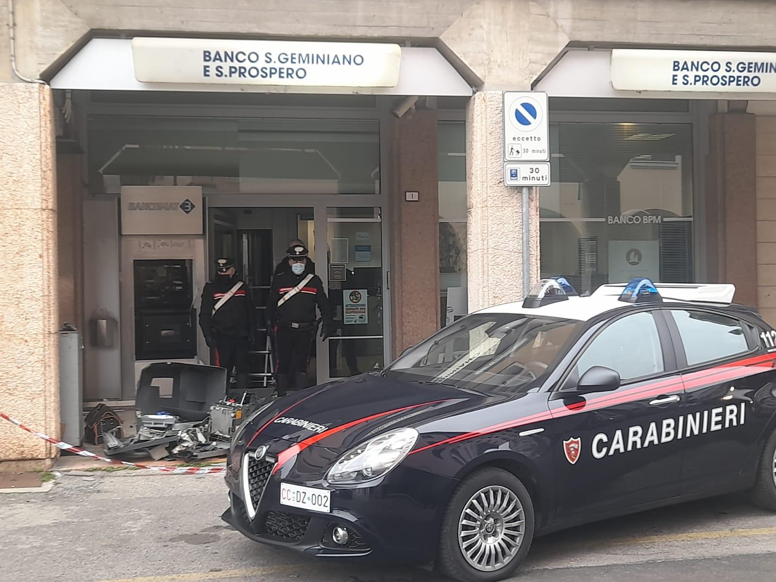Brescello, fanno esplodere il bancomat della Bpm e fuggono con il bottino 