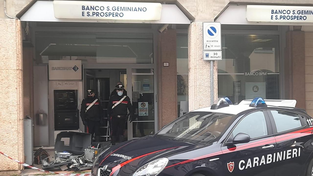 Brescello, fanno esplodere il bancomat della Bpm e fuggono con il bottino
