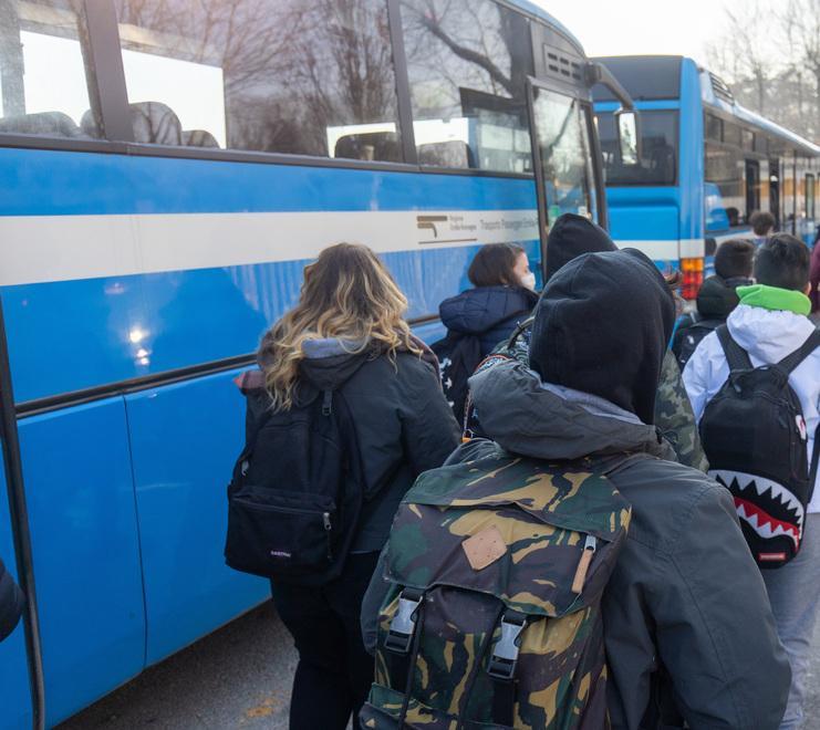 Tampona la corriera nell’orario di punta per l’ingresso nelle scuole 
