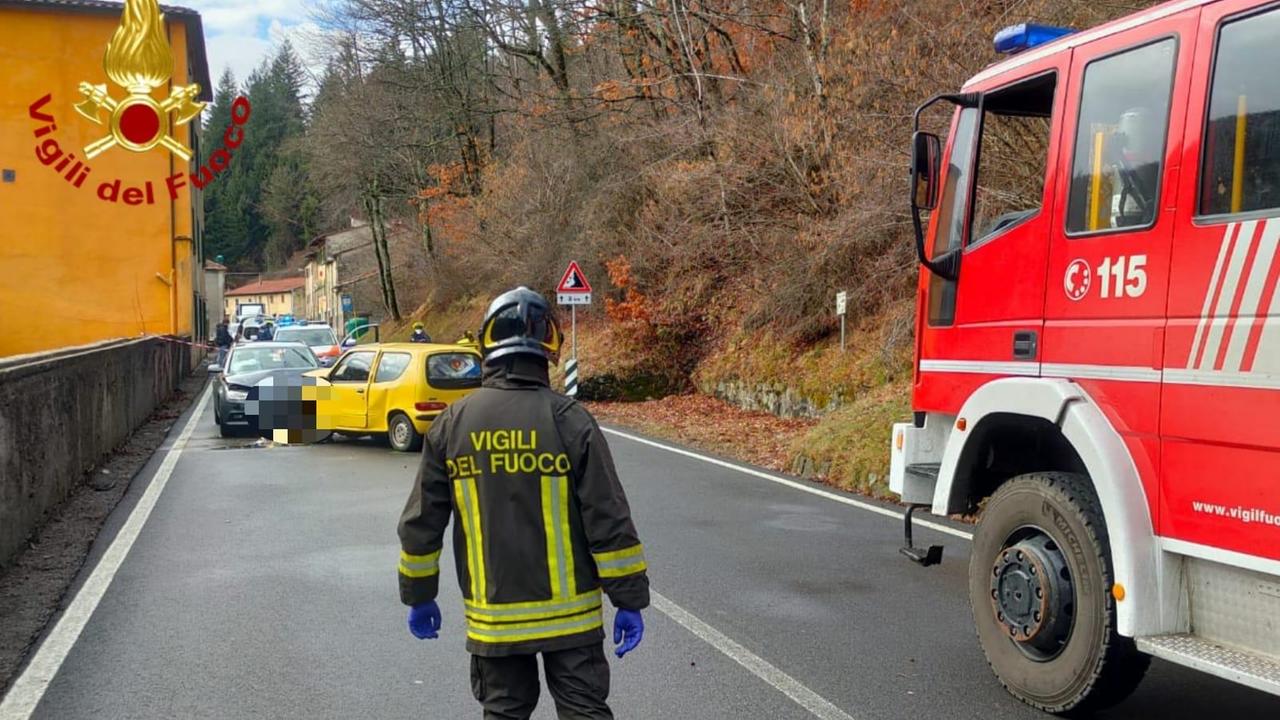 Frontale tra auto, muore una donna di 68 anni sulla via Modenese