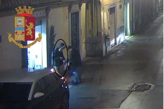 Lucca, 18enne arrestato dalla polizia per estorsione: le minacce a un ragazzino, i precedenti e il martello in tasca