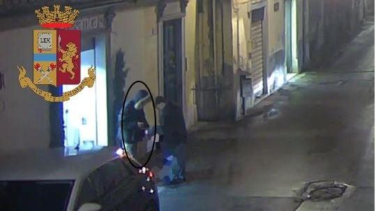 Lucca, 18enne arrestato dalla polizia per estorsione: le minacce a un ragazzino, i precedenti e il martello in tasca
