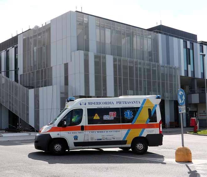 Un'ambulanza in arrivo all'ospedale delle Apuane (Foto d'archivio)