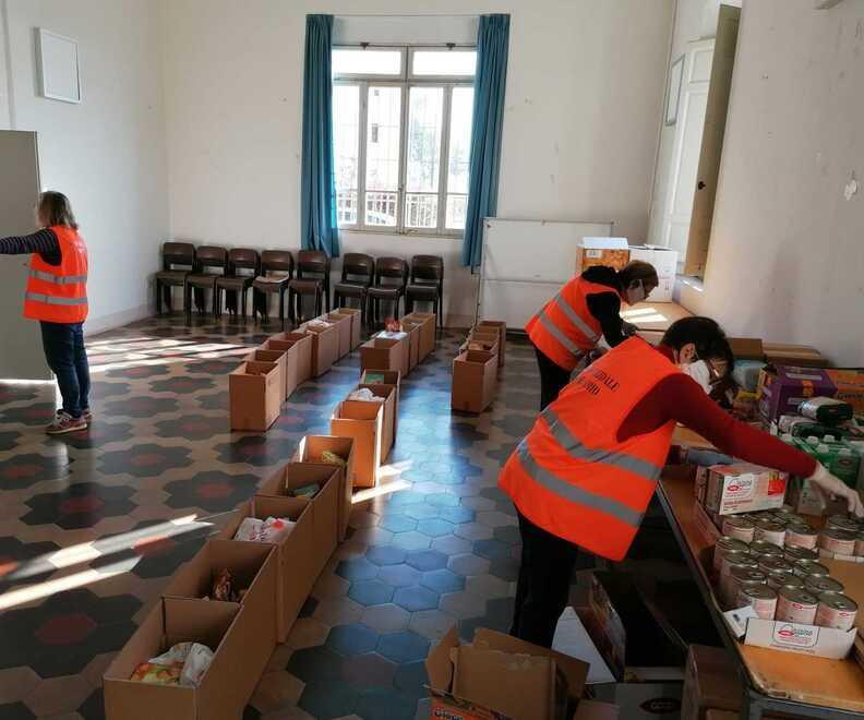 Volontari al lavoro per la consegna di generi alimentari