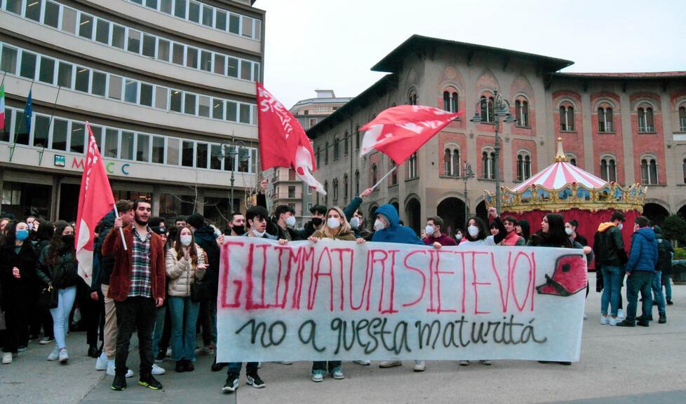 Alcuni momenti della manifestazione di protesta degli studenti delle scuole superiori ieri mattina a Pisa