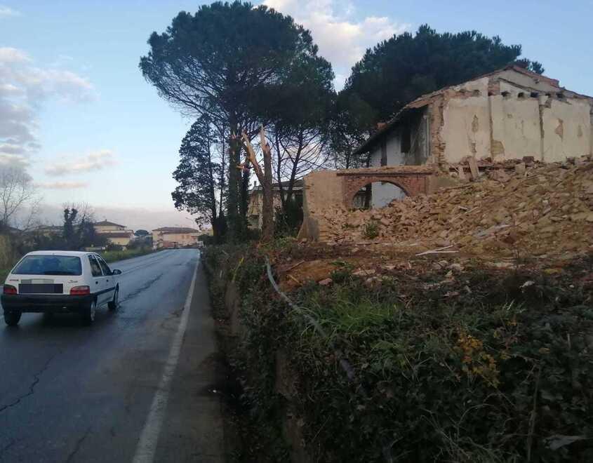 La strada riaperta e sulla destra i lavori terminati sull’edificio crollato