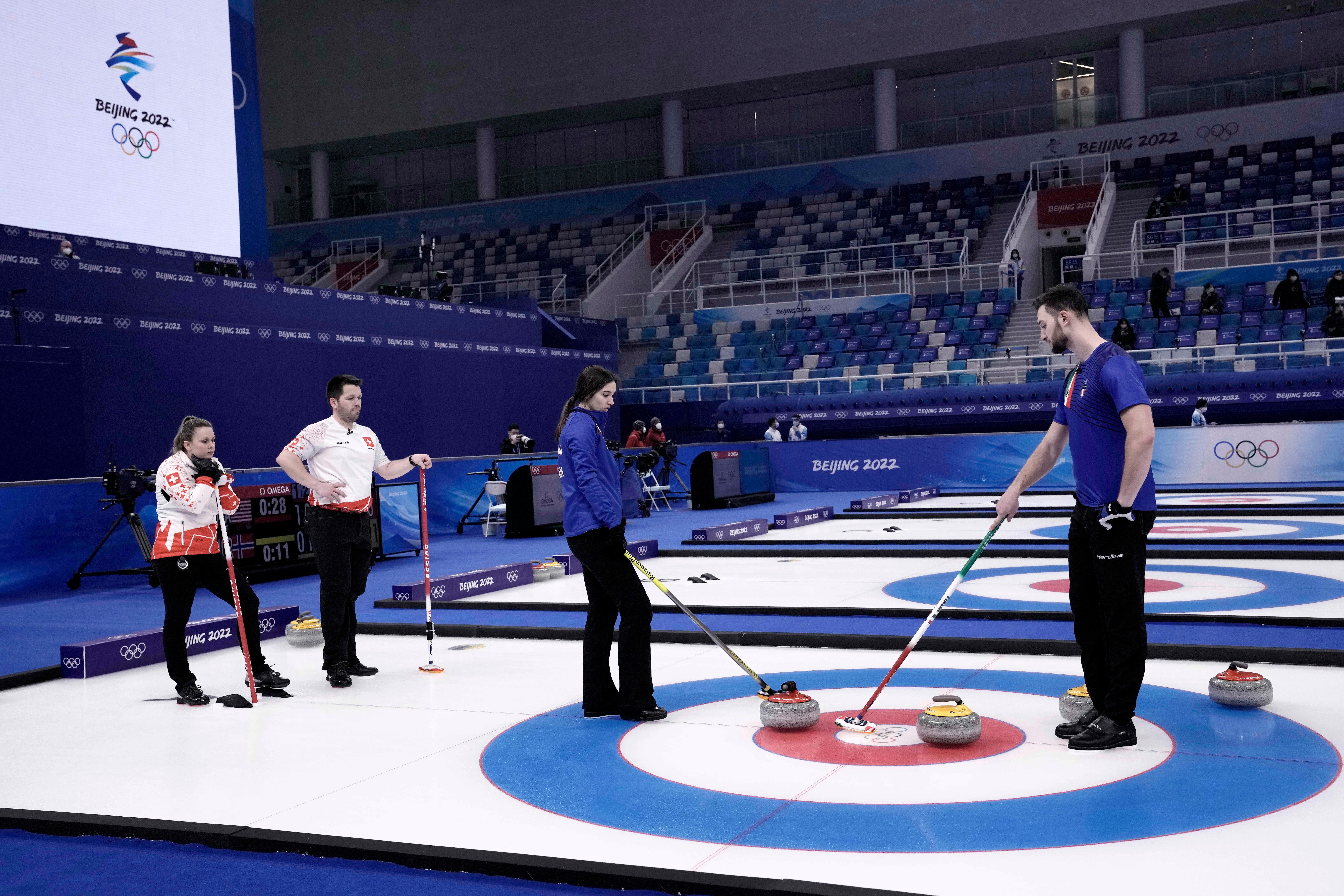 In tuta azzurra Stefania Constantini e Amos Mosaner alle Olimpiadi invernali di Pechino: quella italiana è l'unica formazione a non aver ancora perso (Foto LaPresse)