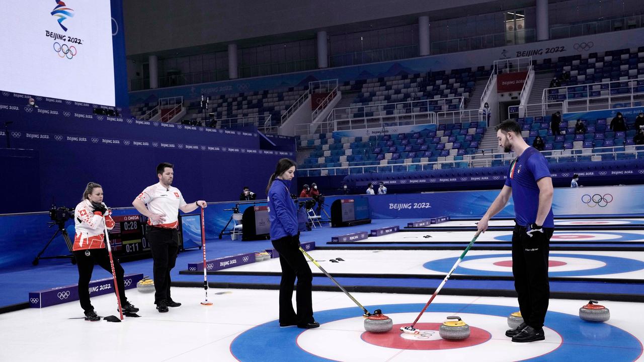 In tuta azzurra Stefania Constantini e Amos Mosaner alle Olimpiadi invernali di Pechino: quella italiana è l'unica formazione a non aver ancora perso (Foto LaPresse)