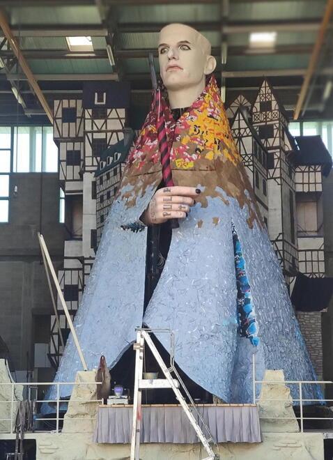 Carnevale di Viareggio, sul carro di Bertozzi Achille Lauro è il nuovo Papa alla “festa dei folli” 