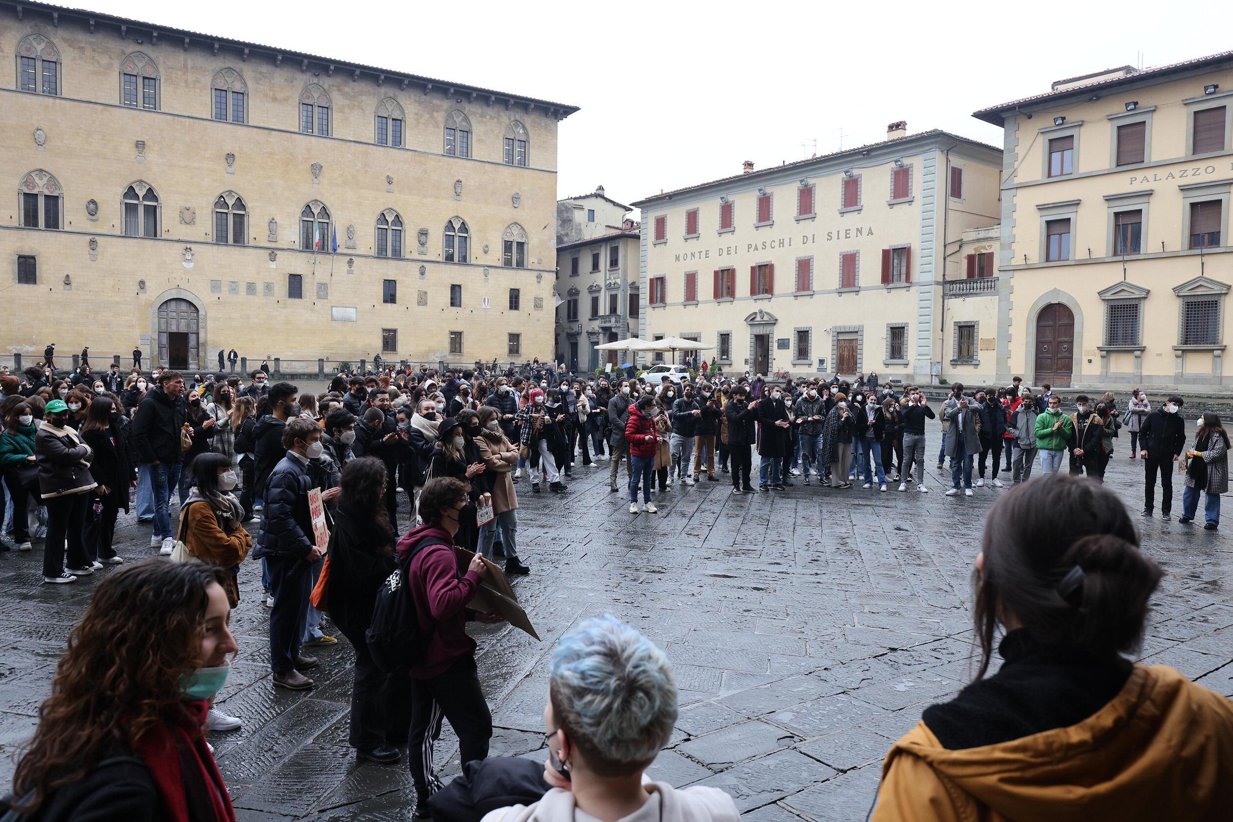Erano circa 200 gli studenti presenti ieri mattina in piazza Duomo (Foto Nucci)