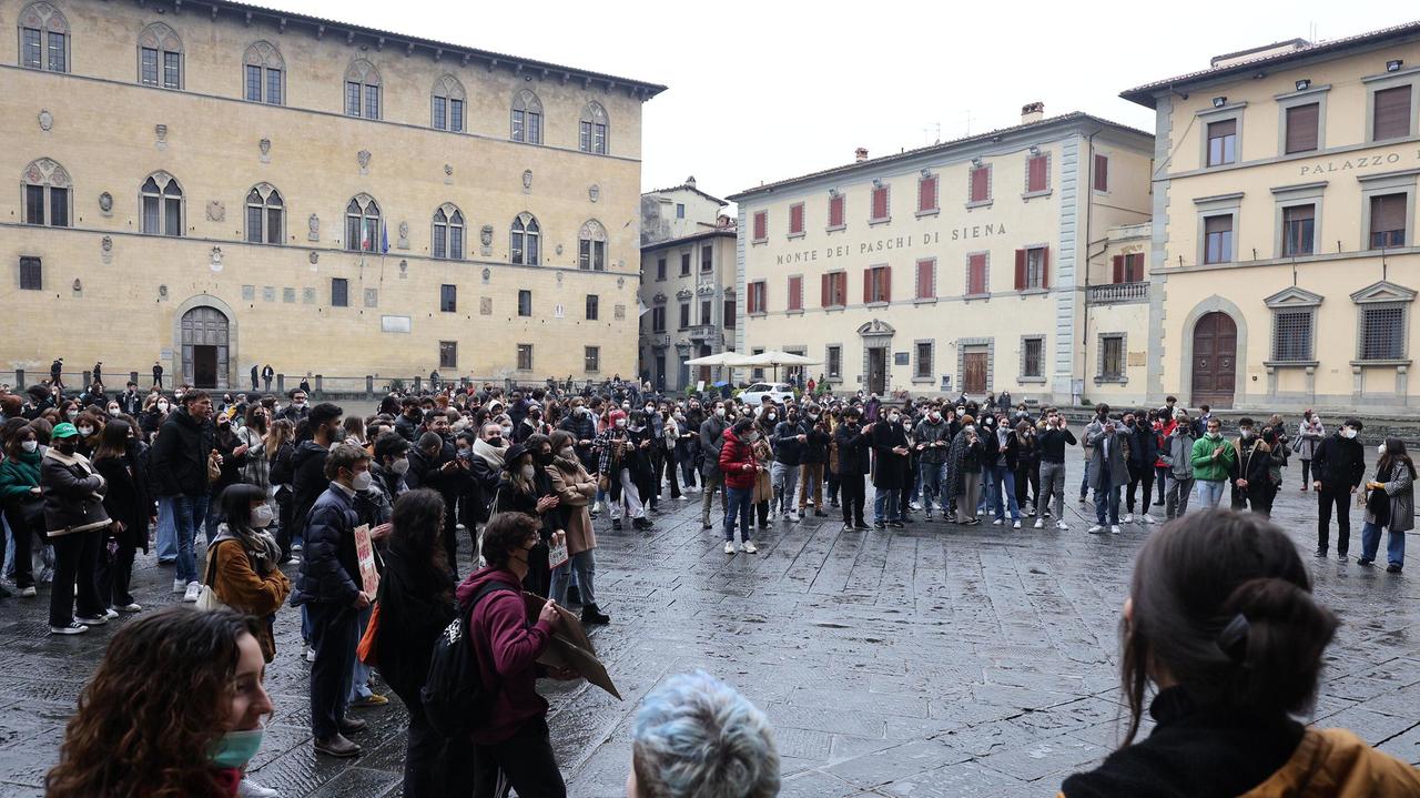 Erano circa 200 gli studenti presenti ieri mattina in piazza Duomo (Foto Nucci)