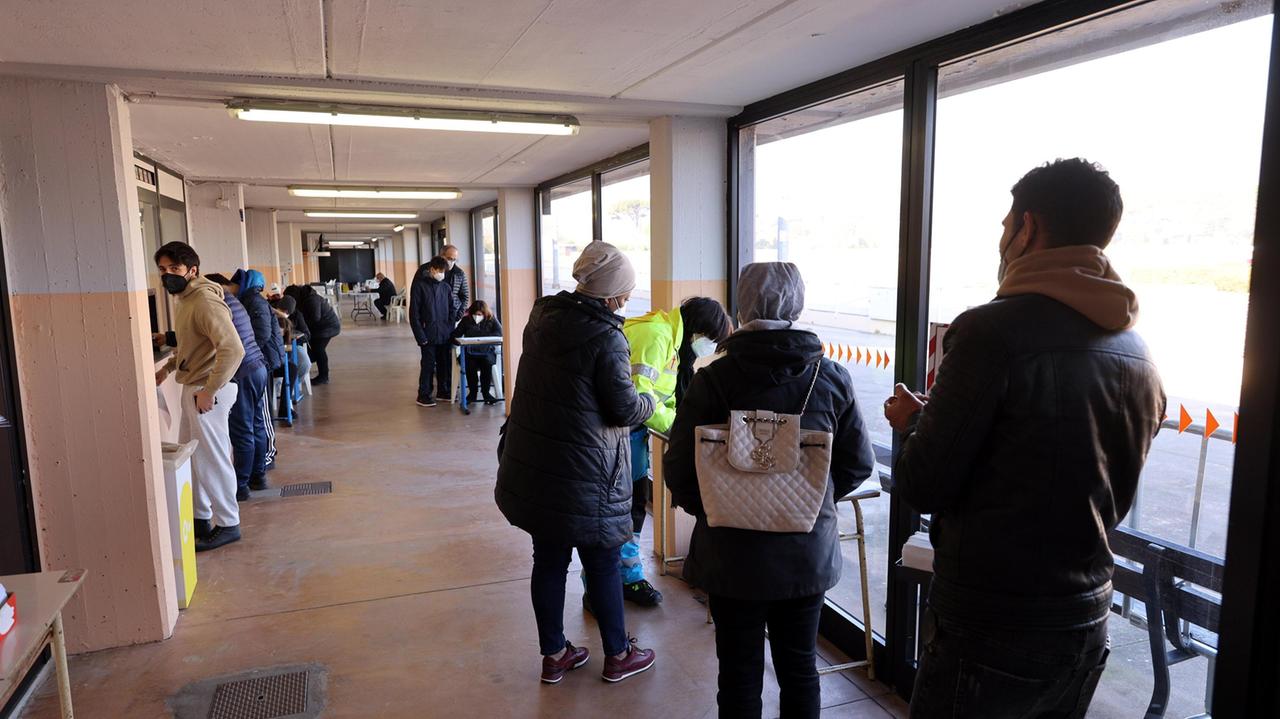 Un giorno di vaccinazione all’hub dell’ippodromo Sesana, che domani, domenica 6, aprirà le porte ai più piccoli