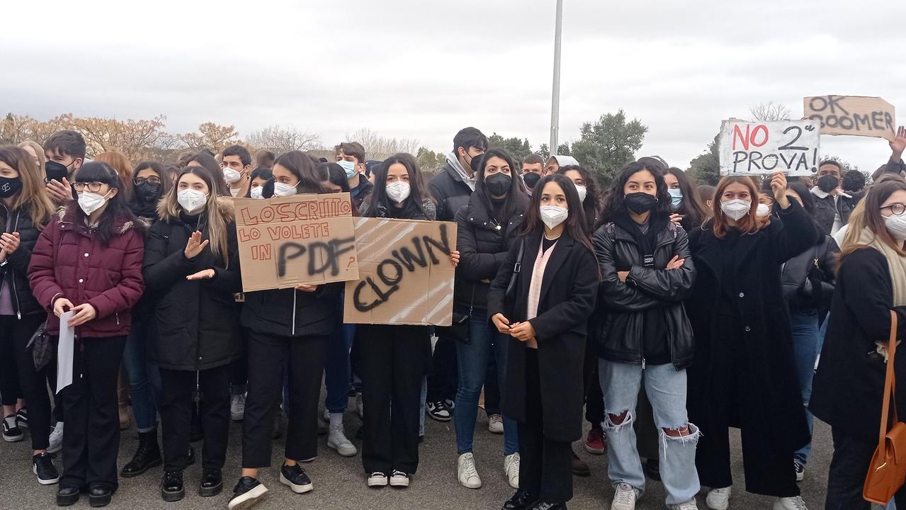 “Lo scritto lo volete in Pdf”: rabbia e ironia fra i 300 studenti che hanno protestato ieri, venerdì, al Velodromo