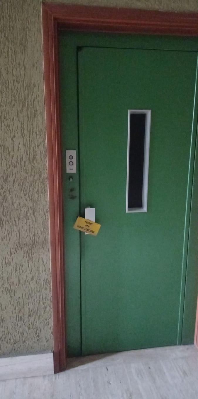 Camaiore, l’ascensore del palazzo non funziona da mesi: tre disabili costretti a casa