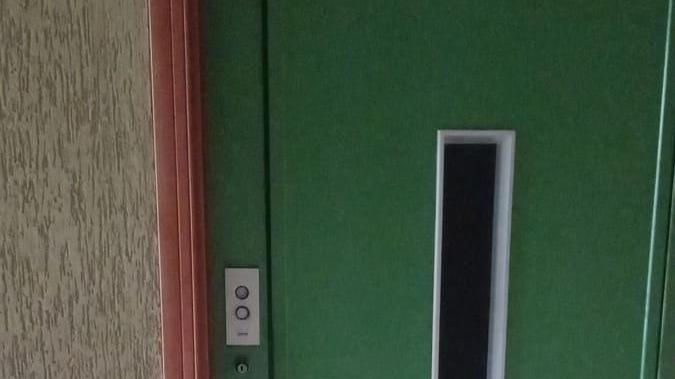 Camaiore, l’ascensore del palazzo non funziona da mesi: tre disabili costretti a casa